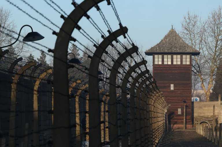 Students make neo-Nazi gesture on trip to Auschwitz and post picture online